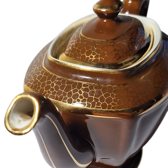 VINTAGE HALL CHINA CHOCOLATE BROWN/GOLD TRIM TEA POT 8 CUP # 0102 - Picture 1 of 12